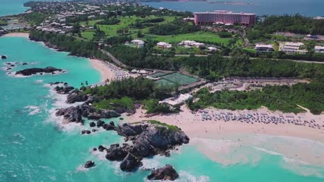 Bermuda-Drone-Shot-De-La-Bahía-De-La-Herradura-Desde-Lo-Alto-Con-El-Hotel-Fairmont-Southampton-En-La-Distancia-Y-Vista-De-La-Costa-Sur