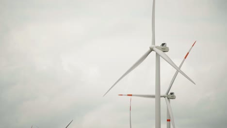 Wind-turbines-in-a-wind-energy-farm-in-Tamaulipas,-Mexico,-establishing-shot