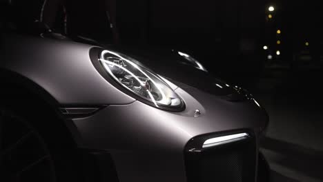 Modernes-Neues-Sportwagen-Frontdetail-Auf-Dem-Reflektor-Und-DRL-LED-Licht-Im-Dunkeln-In-4k