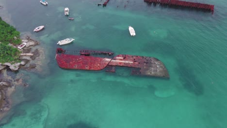 Bermuda-drone-shot-of-a-rusted-shipwreck-in-the-shallow-turquoise-water-of-Stovell-Bay