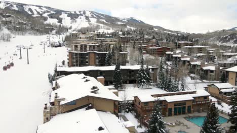 Aerial-drone-shot-of-hotels-in-ski-resort-area-in-Aspen,-Colorado
