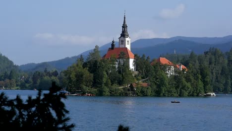 Toma-De-Paisaje-En-Cámara-Lenta-De-La-Iglesia-De-La-Isla-Del-Lago-Bled-En-Los-Alpes-Julianos-Turismo-Eslovenia-Ljubljana-Europa-1920x1080-Hd