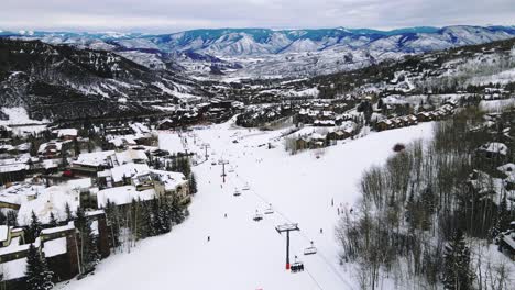 Aerial-drone-shot-of-ski-resort-area-and-mountains-in-Aspen,-Colorado