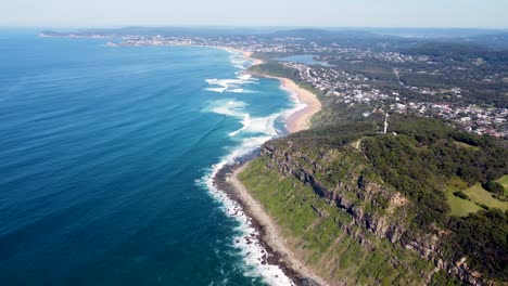 Drohnenpfanne-Himmelsaufnahme-Des-Telefonturms-Forresters-Beach-Wyrrabalong-National-Park-Küste-Zentralküste-NSW-Australien-3840x2160-4k