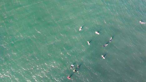 Drone-Pan-Shot-De-Surfistas-Y-Bodyboarders-Flotando-Y-Esperando-En-El-Océano-Pacífico-Costa-Central-Nsw-Australia-3840x2160-4k