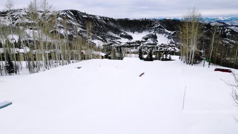 Aerial-drone-shot-of-people-on-ski-slope-in-Aspen,-Colorado