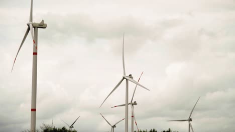 Turbinas-De-Viento-En-Una-Granja-De-Energía-Eólica-En-Tamaulipas,-México,-Plano-General