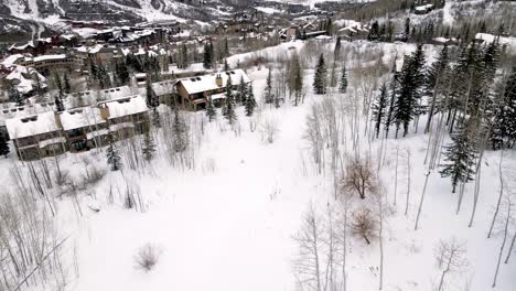 Aerial-drone-shot-of-lodging-in-ski-resort-area-in-Aspen,-Colorado