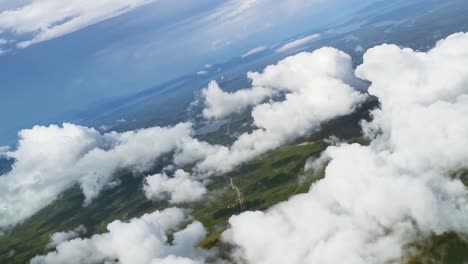 Flugzeug-Dreht-Sich-über-Land-Und-Wolken