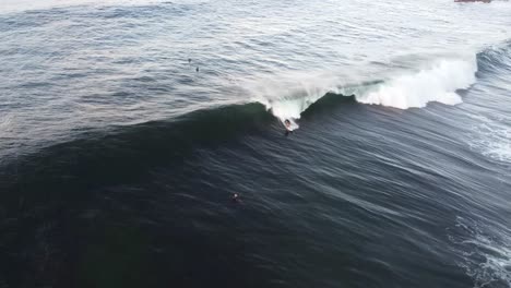 Drohnenpfannen-Luftvideoaufnahme-Eines-Surfers,-Der-Die-Welle-Des-Rifffasses-An-Der-Zentralen-Küste-Von-NSW,-Australien,-3840-X-2160-4k-Fängt