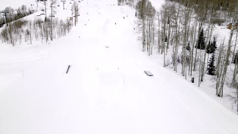 Aerial-drone-shot-of-skier-in-Aspen,-Colorado