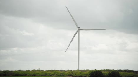 Gewitterwolken-über-Einer-Windkraftanlage-In-Einem-Windenergiepark-In-Mexiko,-Totale