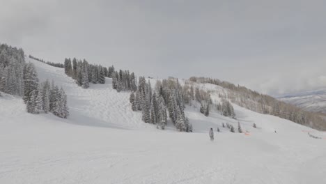 Snowboarder-Hábil-Disfruta-De-Laderas-De-Nieve,-Aspen,-Colorado