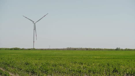 A-large-wind-turbine-in-a-wind-energy-farm-in-Tamaulipas,-Mexico,-wide-shot