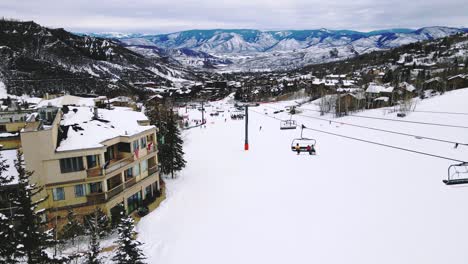 Flying-over-chairlift-on-ski-slope-in-Aspen,-Colorado