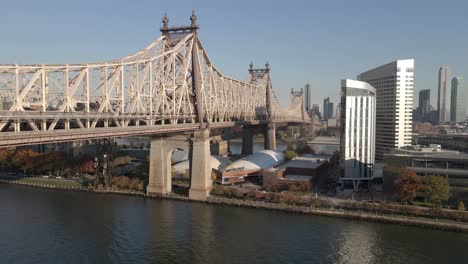 Annäherung-An-Queensboro-Bridge-Und-Roosevelt-Island,-New-York-City