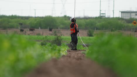 Arbeiter-In-Einem-Feld-Von-Turbinen-Eines-Windenergieparks,-Tamaulipas,-Mexiko