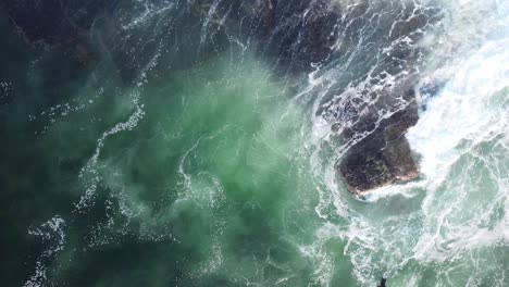 Drohnenpfannen-Luftvideoaufnahme-Von-Bodyboarder-Sprungfelsen-Im-Ozean-Riffwellen-Zentrale-Küste-NSW-Australien-3840x2160-4k