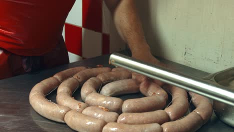 Creating-the-classic-look-of-sausages-by-turning-and-winding