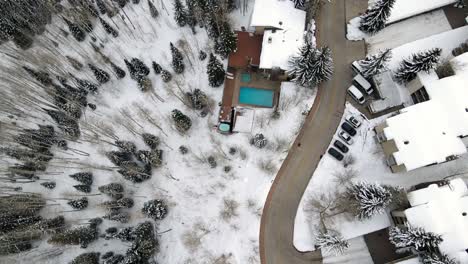 Aerial-drone-shot-of-car-driving-in-ski-resort-area-in-Aspen,-Colorado
