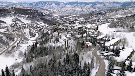 Aerial-drone-shot-of-ski-resort-area-in-Aspen,-Colorado-during-the-winter