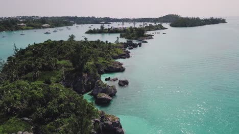 Bermuda-drone-shot-of-island-archipelago-with-coastline,-jungle-and-clear-shallow-water-near-Morgan's-Island