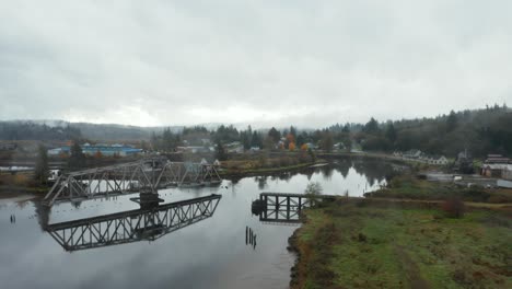 Alte-Verlassene-Drehbrücke-In-Einer-Kleinen-Industriestadt-In-Washington,-USA