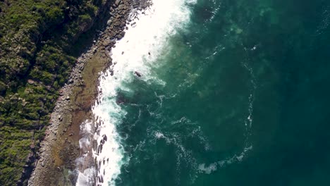Drone-Disparó-Océano-Pacífico-Arrecife-Rocoso-Promontorio-Cristalino-En-La-Costa-De-La-Costa-Central-Nsw-Australia-3840x2160-4k