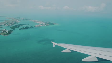 Bermuda-Vista-Aérea-Desde-La-Ventana-Del-Avión-De-St-George-Y-Agua-Turquesa-Alrededor-De-Las-Islas-En-El-Puerto-De-St-George