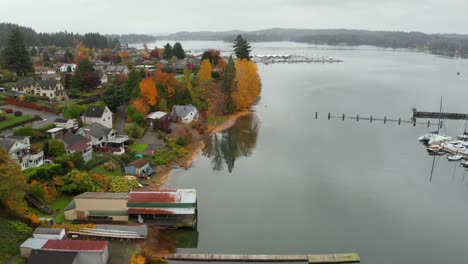 Häuser-In-Einer-Kleinen-Stadt-An-Der-Küste-Des-Ruhigen-Sees-In-Washington,-USA