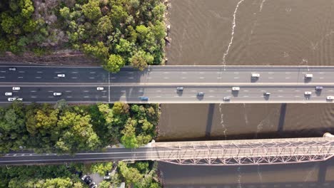 Zeitraffer-Luftdrohnenaufnahme-Der-Hawkesbury-River-Bridge-Mit-Autos-Und-Der-Autobahn-M1-Brooklyn-Hornsby-Sydney-NSW-Australien-3840x2160-4k