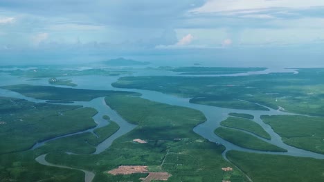 Luftaufnahmen-Von-Mangrovenwäldern-Und-Dschungelflüssen.-Thailand