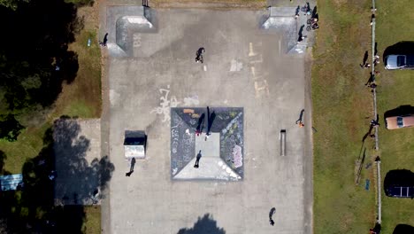 Drone-Pan-Sky-Toma-Aérea-De-Narara-Skatepark-Con-Gente-Y-Skaters-Gosford-Wyoming-Oval-Costa-Central-Nsw-Australia-3840x2160-4k