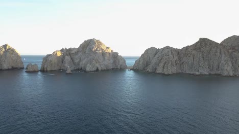 Cliffs-and-rock-formation-at-the-southern-tip-of-Cabo-San-Lucas,-Mexico