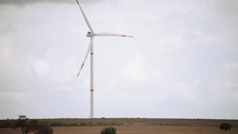 Wolken,-Der-Horizont-Und-Eine-Windkraftanlage-In-Einem-Windenergiepark,-Mexiko,-Totale