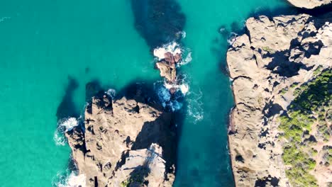 Drohne-Antenne-Kristallklares-Wasser-Und-Felsiges-Riff-Frazer-Beach-Pazifischer-Ozean-Zentrale-Küste-Nsw-Australien-3840x2160-4k