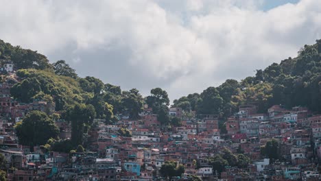 Zeitraffer-Von-Wolkenformationen,-Die-über-Favela-Häuser-Am-Hang-Ziehen,-Rio-De-Janeiro