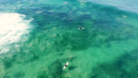 Drohnen-Luftaufnahmen-Von-Surfern,-Die-Auf-Surfbrettern-Auf-Ozeandünung-Warten,-Sandiges-Riff,-Wellenbrecher,-Zentrale-Küste,-NSW,-Australien-3840x2160-4k