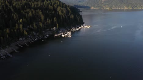 Wunderschöner-Jachthafen-An-Den-Bergen-In-British-Columbia