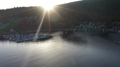 Atemberaubender-Sonnenuntergang-über-Deep-Cove-Marina-In-British-Columbia