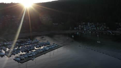 Unwirklicher-Sonnenuntergang-über-Deep-Cove-Marina-In-British-Columbia,-Kanada