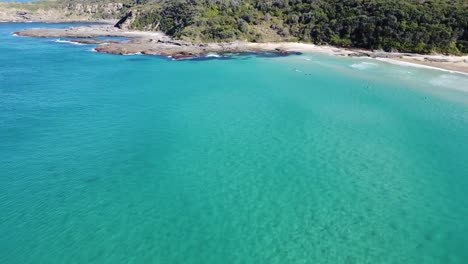 Luftbild-Himmel-Landschaftsaufnahme-Des-Munmorah-State-Conservation-Area-Frazer-Beach-Kristallklares-Wasser-Central-Coast-NSW-Australien-3840x2160-4k