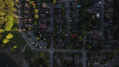 Luftaufnahme-Der-Straßen-Von-Deep-Cove-Village,-Britisch-Kolumbien