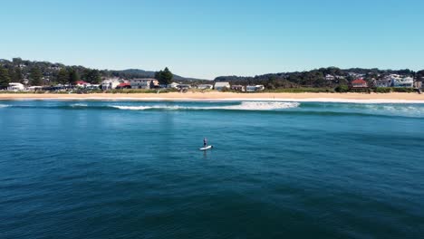 Drohne-Luftaufnahme-Von-Stand-Up-Paddle-Board-Blick-Auf-Die-Küste-Beach-Break-Mit-Wellen-Terrigal-Beach-Pazifischer-Ozean-NSW-Australien-3840x2160-4k