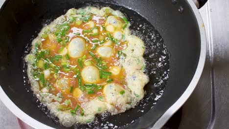 Koch-Macht-Omelette-In-Heißer-Pfanne