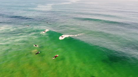 Drohnen-Luftaufnahme-Eines-Malibu-Longboarders,-Der-An-Der-Zentralen-Küste-Von-New-South-Wales,-Australien,-Surft,-3840x2160-4k