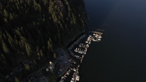 Süßer-Jachthafen,-Eingebettet-In-Die-Berge-In-British-Columbia,-Kanada