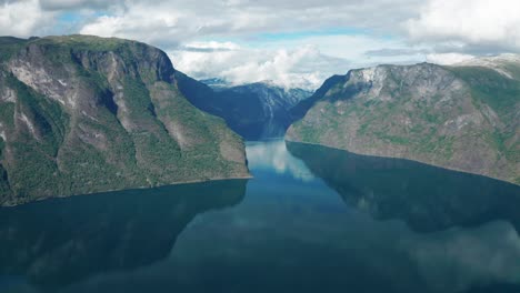 Ein-Majestätischer-Blick-über-Den-Aurlandsfjord-Vom-Aussichtspunkt-Stagestein