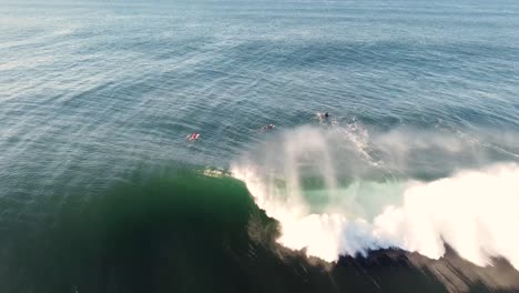 Drohnen-Videoaufnahme-Aus-Der-Luft-Eines-Surfers,-Der-Einen-Stapel-Auf-Ein-Riff-Von-Der-Ozeanwelle-Des-Pazifischen-Ozeans-An-Der-Zentralen-Küste-Von-NSW,-Australien,-3840x2160-4k-Fällt