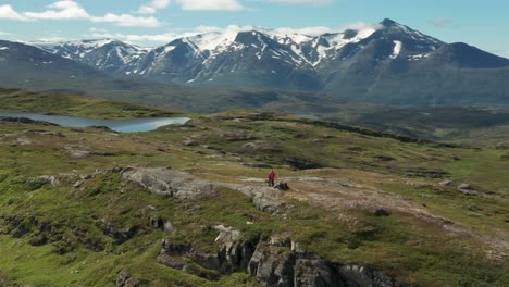 Ein-Paar-Wanderer-Hat-Einen-Berggipfel-Korgfjellet-In-Norwegen-Bestiegen
